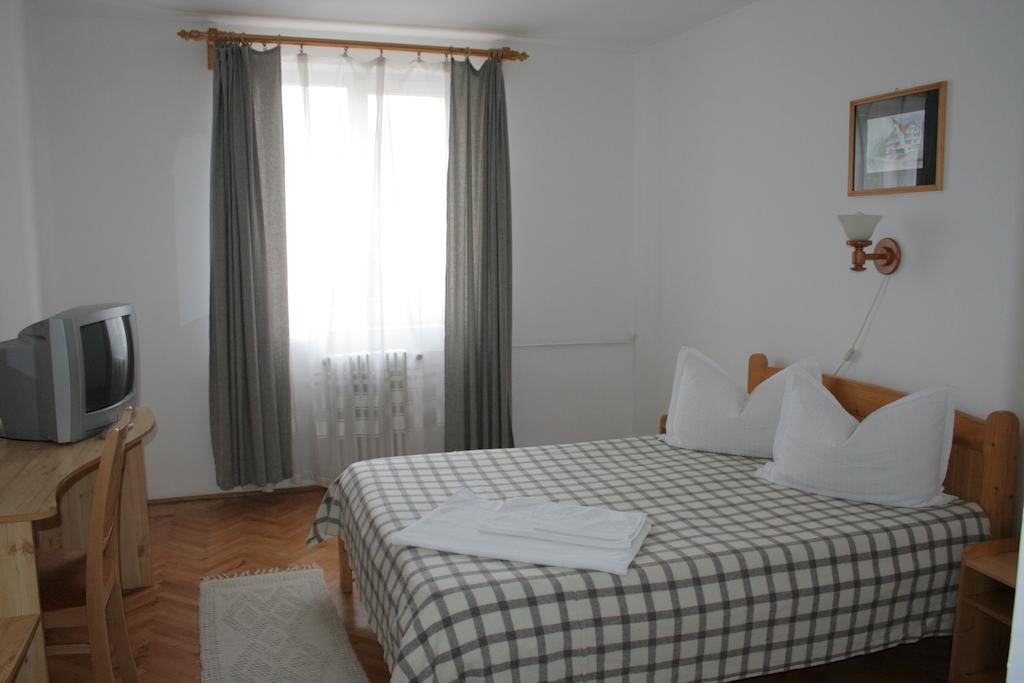 Hotel Merkur Miercurea Ciuc Værelse billede